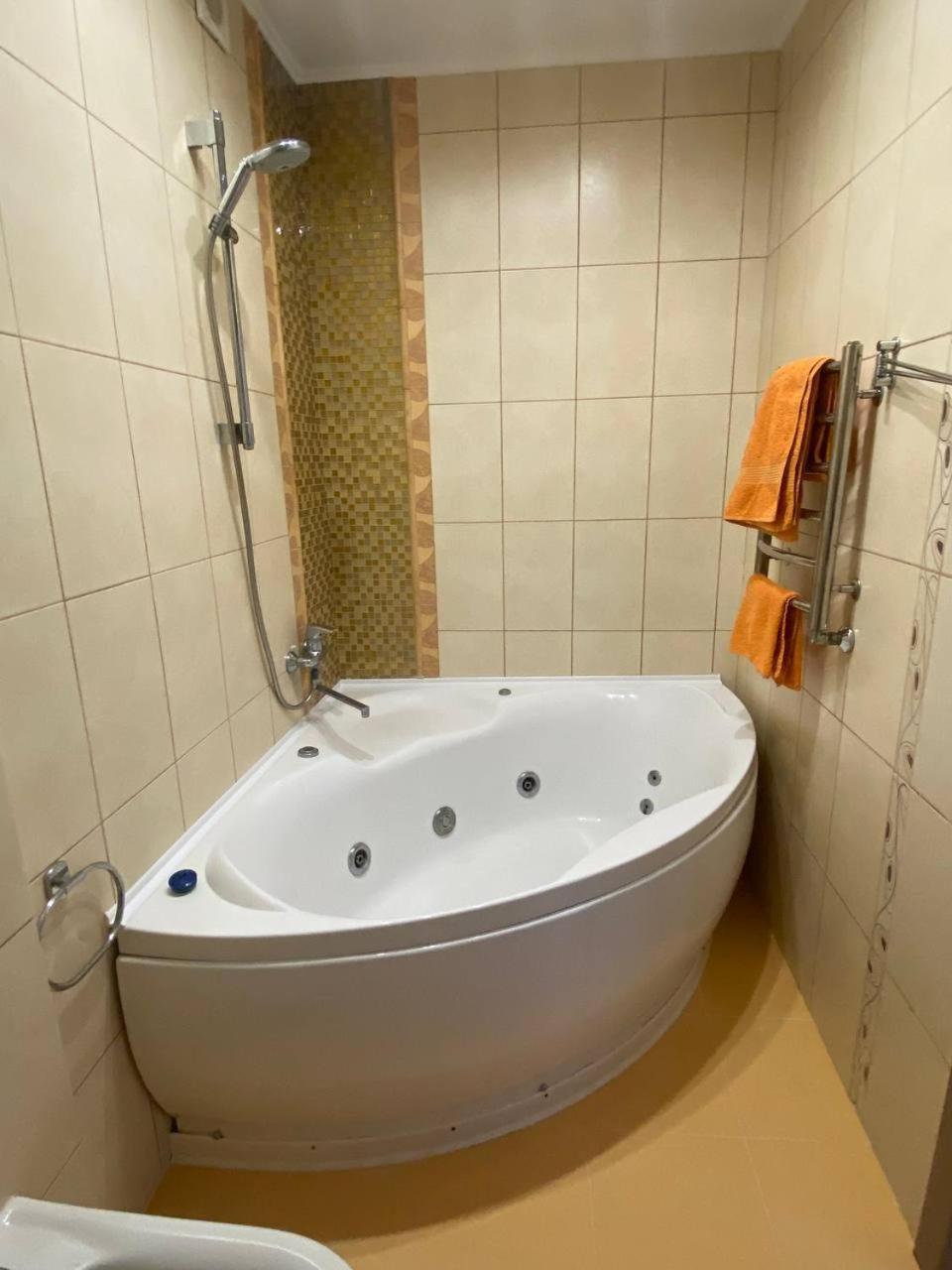 Apartpoltava Двокімнатні Апартаменти З Джакузі Біля Листопаду Luaran gambar