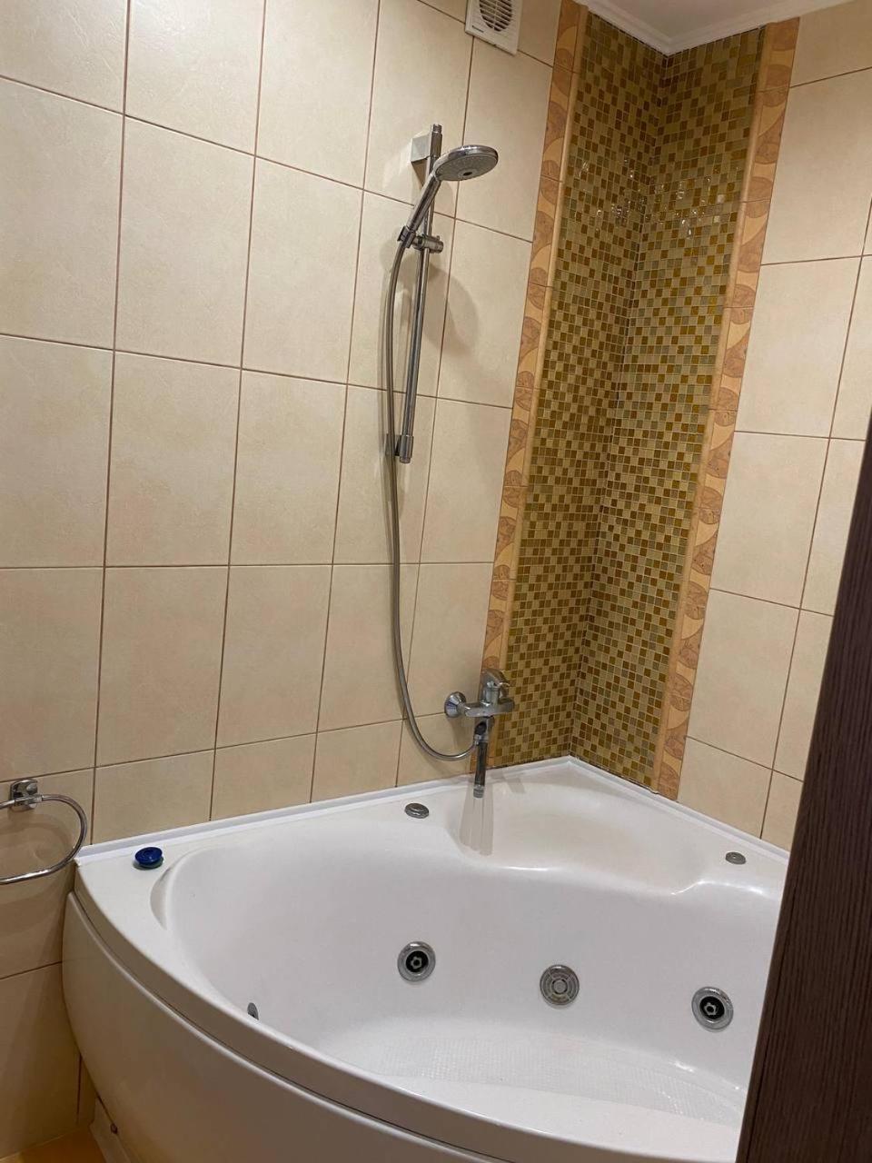 Apartpoltava Двокімнатні Апартаменти З Джакузі Біля Листопаду Luaran gambar